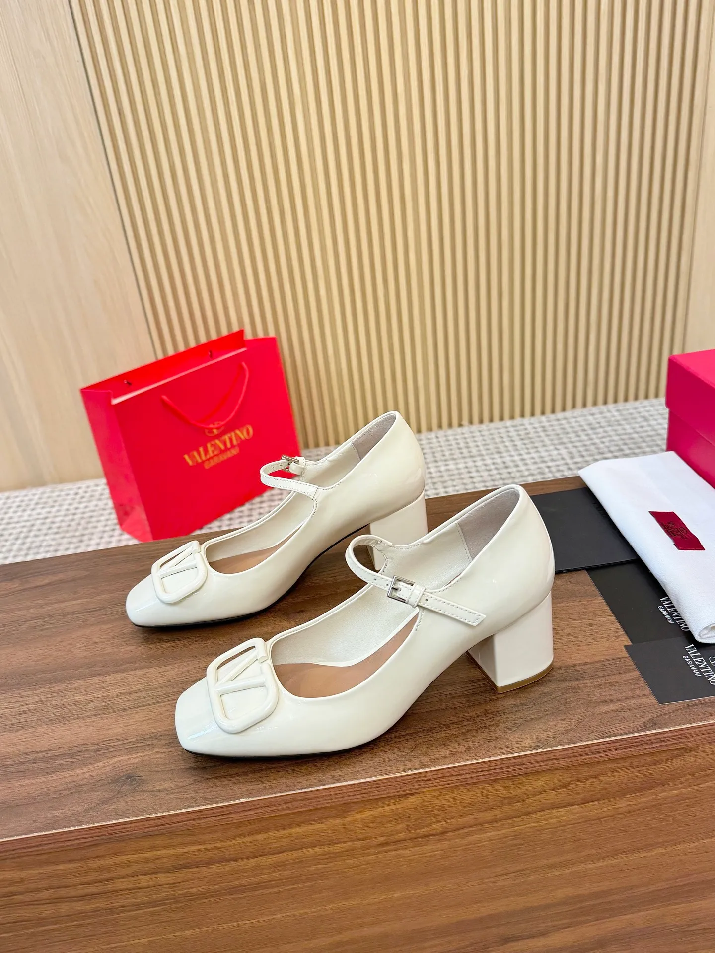 👟👟Ex-factory price 460👟👟 Genuine leather sole + 40 Valentino. Large v-buckle sandals ㊙️Latest series of counters Authentic grade version with perfect details. Authentic products are made one to one. All details are consistent with genuine ones. The upper foot is very pedicure type. The key point is that it is very good and easy to control. It does not grind the feet and does not tire the feet. Walking artifact, exclusive mold opening. The highest version on the market. Fabric: imported mixed sheepskin, lining and foot pads are all sheepskin. Code number (34 to 42) Customized sizes 34 and 42 are non-returnable and non-exchangeable. Heel height: 7.5CM. Rubber sole, leather sole +40